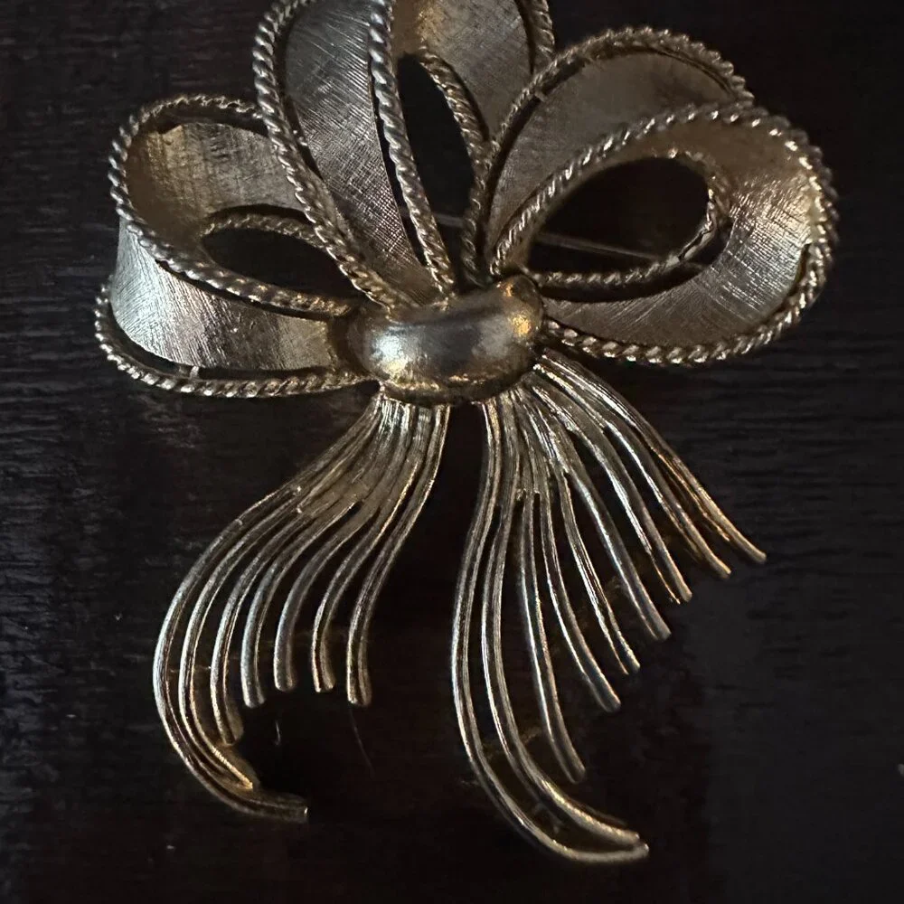 Vintage Lisner Textured Gold Tone Ribbon Bow Brooch